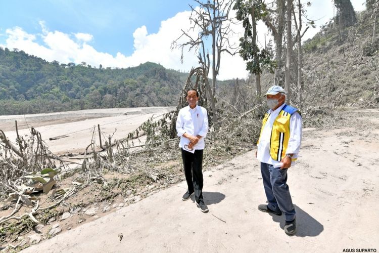 Presiden Joko Widodo dan Menteri PU PR Basuki Hadimuljono meninjau jalan penghubung Lumajang-Malang yang tertimbun lahar dingin erupsi Gunung Semeru, Selasa (7/12/2021).