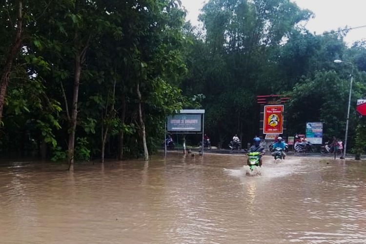 Hujan deras di wilayah Kabupaten Madiun merendam  jalan dan persawahan warga di 2 desa di Kabupaten Ngawi .