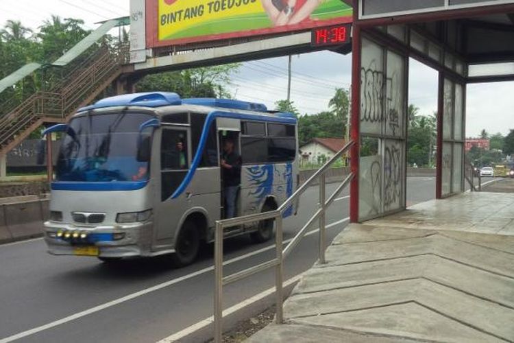 Salah satu shelter BRT diruas jalan Sukarno-Hatta, Bergas,   tepatnya didepan SMAN 1 Bergas, Kabupaten Semarang yang kondisinya   memprihatinkan.