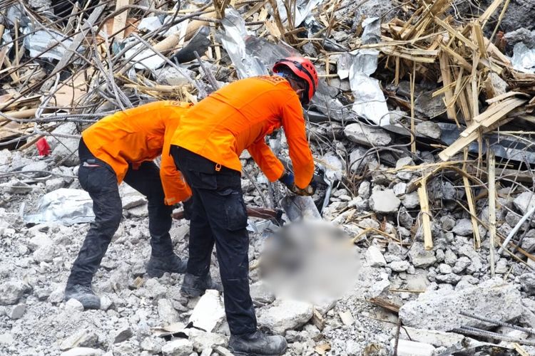 Proses evakuasi korban runtuhan mushala Ponpes Al Khoziny, Sidoarjo, Minggu (5/10/2025)