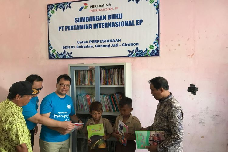 Penyerahan Sumbangan Buku ke SDN 01 Babadan di Cirebon, Jumat (21/9/2018)