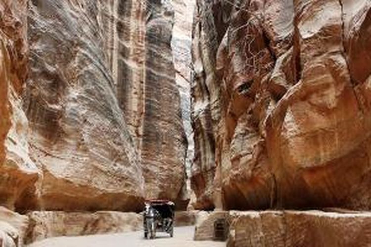 Lorong ini merupakan salah satu bagian dari Petra. Batu berwarna merah jambu dan oranye menjadi ciri khas Petra di Jordania.
