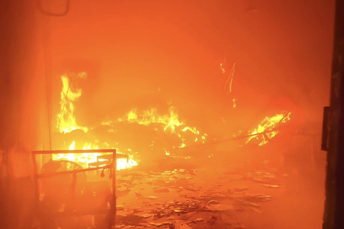 Gudang Tembakau dan Rokok Terbakar Hebat di Pamekasan, Inafis Diterjunkan