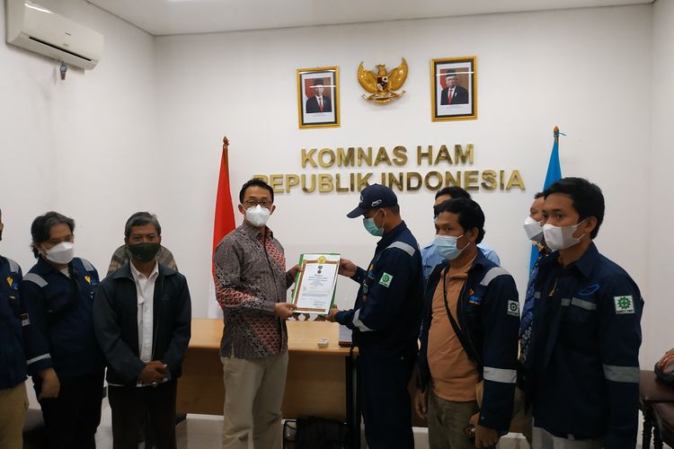 Sejumlah eks anggota Badan Pengkajian dan Penerapan Teknologi (BPPT) mendatangi kantor Komnas HAM di Jakarta, Rabu (5/1/2021), mengadukan nasib mereka. Mereka yang tergabung dalam Paguyuban Pegawai Pemerintah Non-PNS (PPNPN) BPPT itu telah bekerja lebih dari 5 tahun, sebelum kehilangan pekerjaan imbas peleburan BPPT ke Badan Riset dan Inovasi Nasional (BRIN).