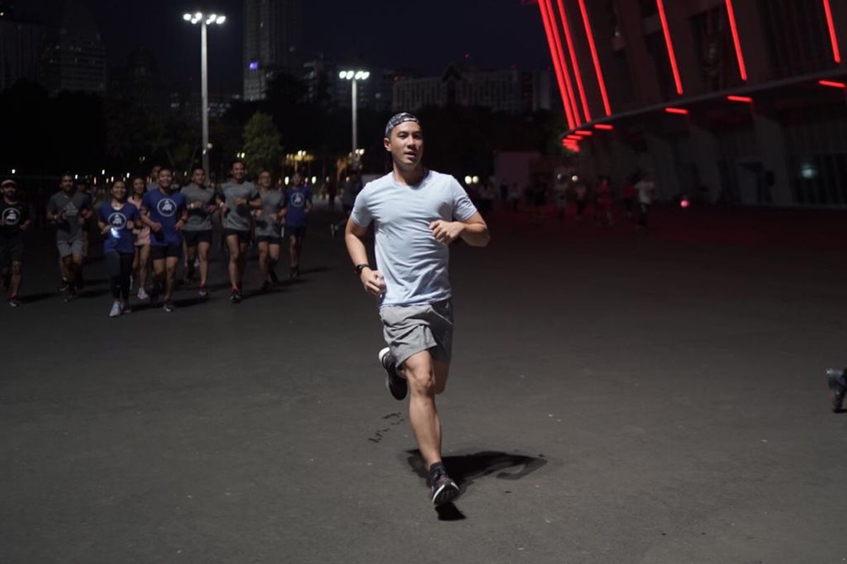 Daniel Mananta saat mencoba sepatu lari adidas UltraBoost 19 di Gelora Bung Karno, Rabu (21/8/2019)