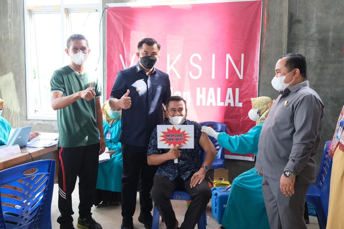 Bupati Dharmasraya Sutan Riska Tuanku Kerajaan saat memantau kegiatan vaksin beberapa waktu yang lalu. 