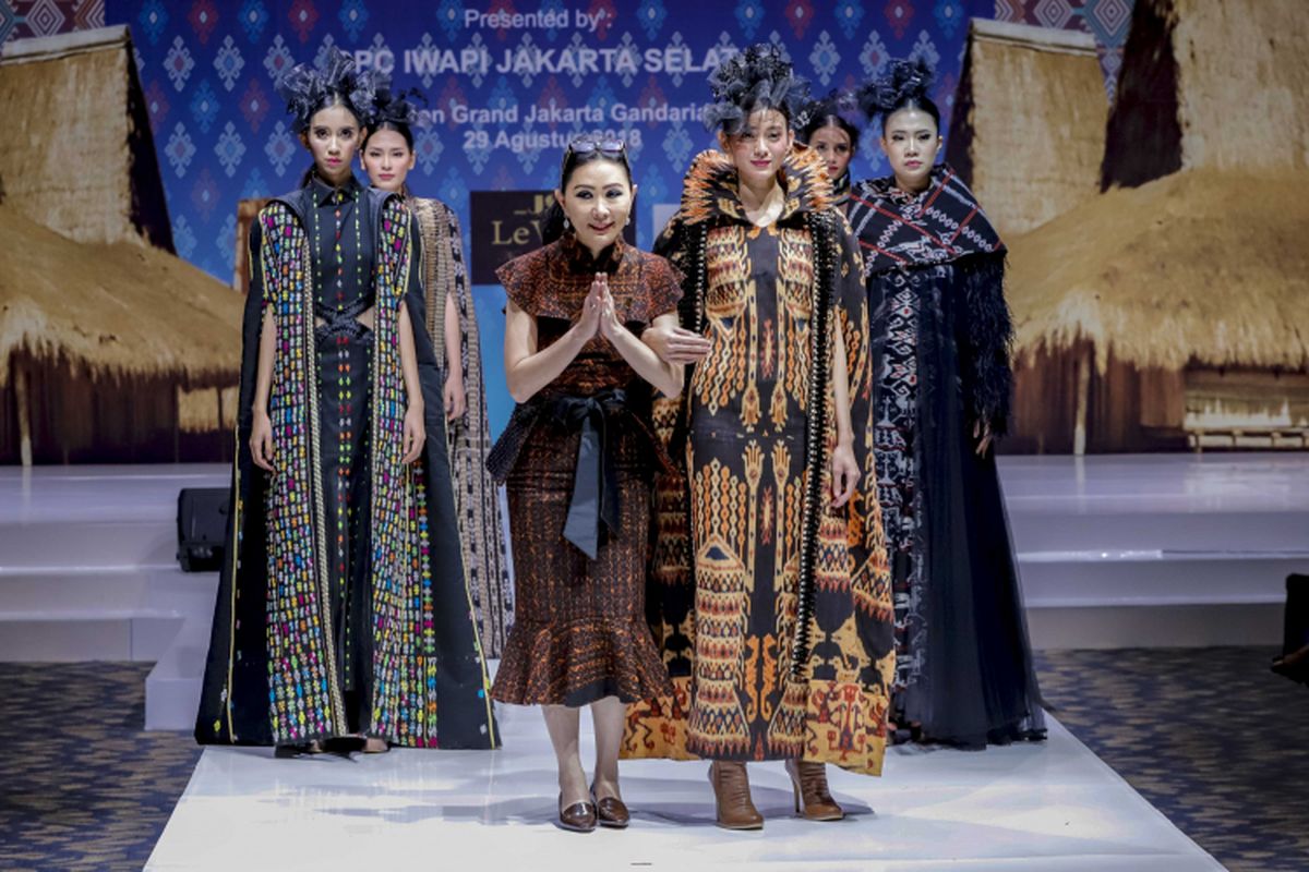 Fashion Symphony 2018, sebuah fashion show yang dipersembahkan oleh 20 UMKM yang tergabung dalam IWAPI Jakarta Selatan. Fashion show diselenggarakan Sheraton Grand Jakarta Gandaria City Hotel, Rabu (29/8/2018).
