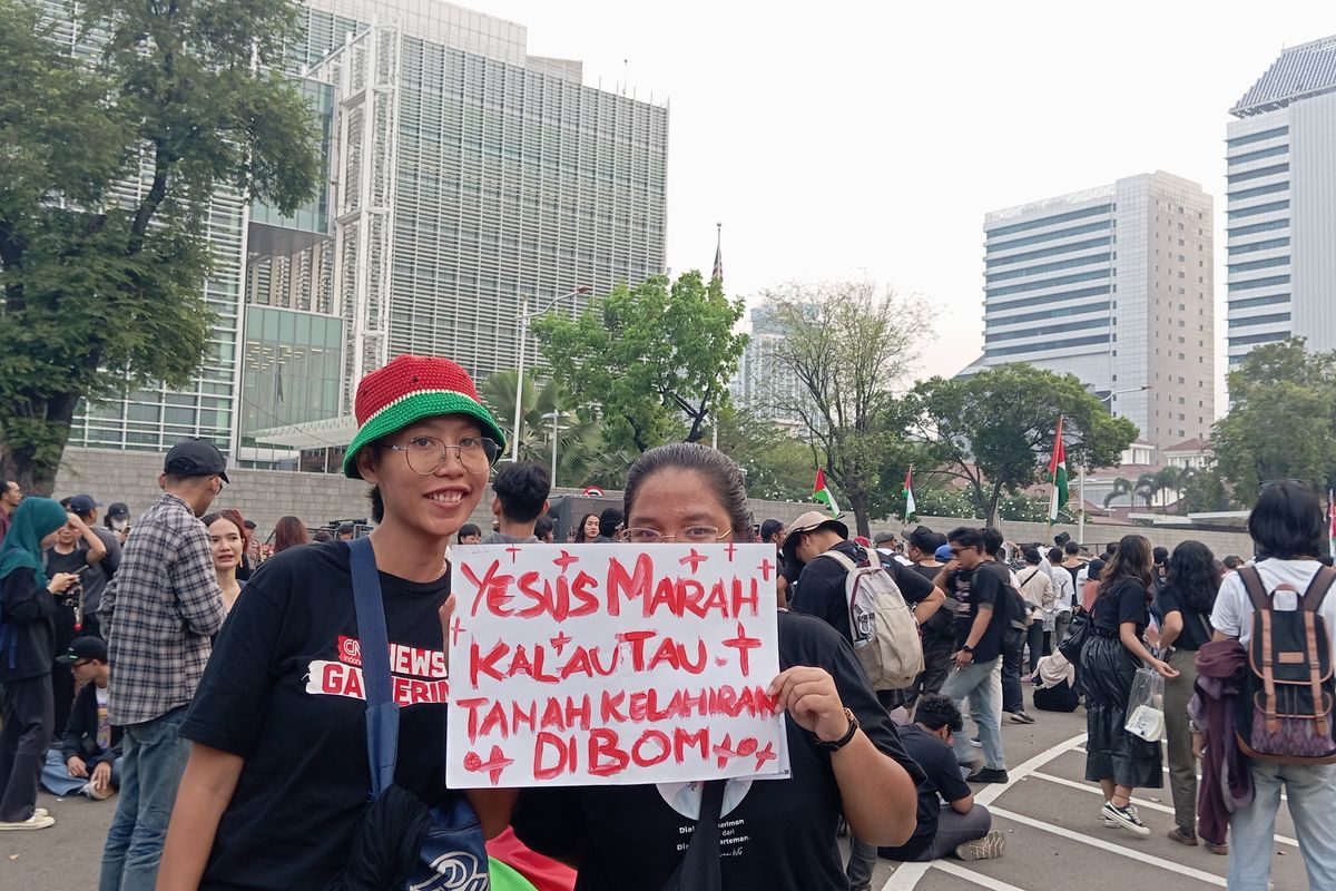 Spanduk menyebut nama Yesus di tengah unjuk rasa Bela Palestina di seberang Kedutaan Besar Amerika Serikat, Gambir, Jakarta Pusat, Jumat (31/5/2024) 