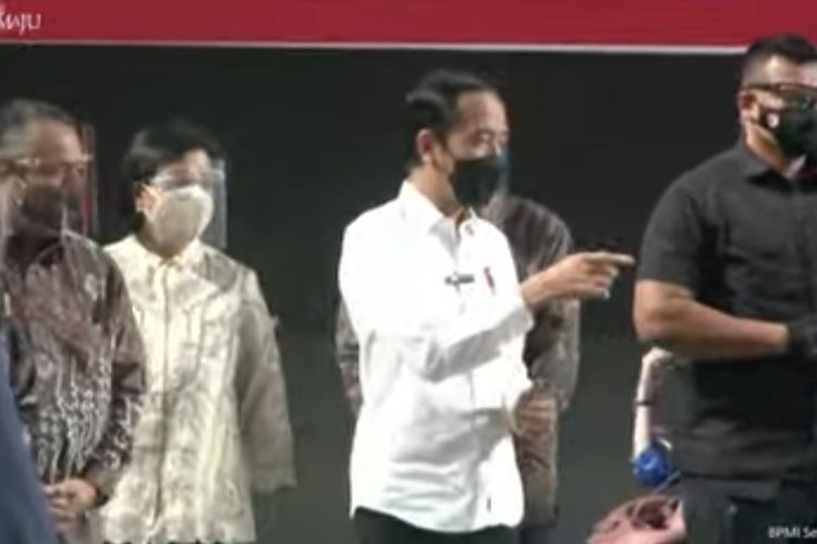 Presiden Joko Widodo meninjau pelaksanaan vaksinasi Covid-19 untuk pelaku jasa sektor keuangan di Tennis Indoor, Kompleks Gelora Bung Karno, Senayan, Rabu (16/6/2021). 