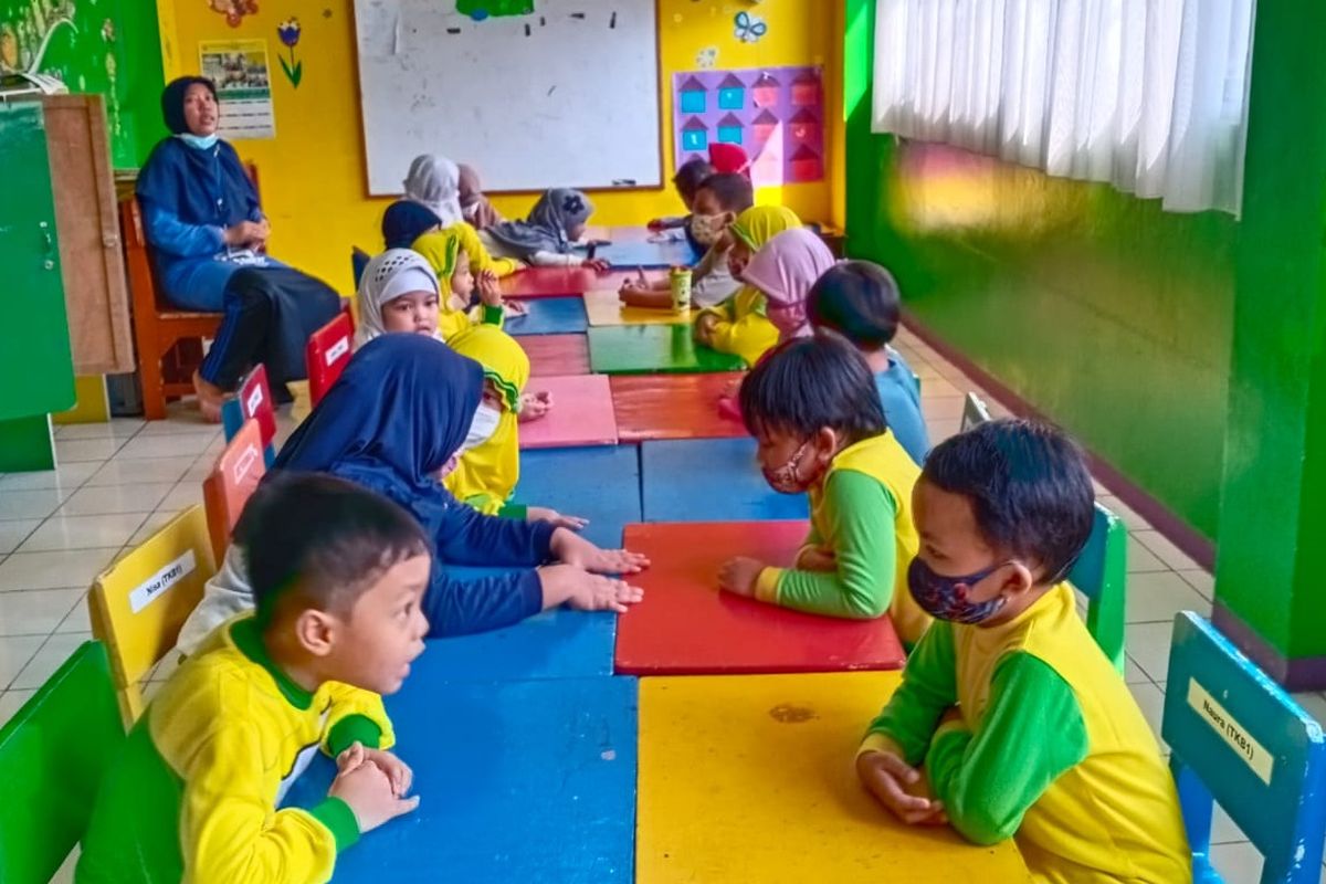 Guru TK Al-Hidayah, Dina sedang mengajar siswa-siswinya.