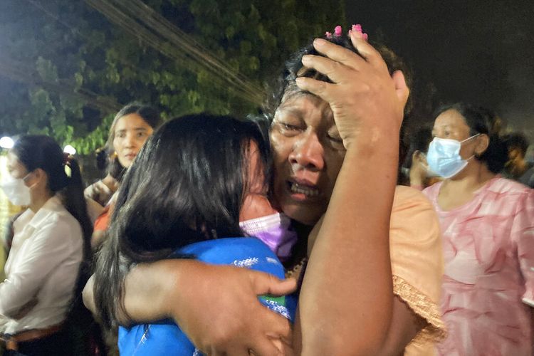 Seorang ibu bereaksi setelah putrinya, kiri, dibebaskan dari Penjara Insein di Yangon, Myanmar, Senin, 18 Oktober 2021. 