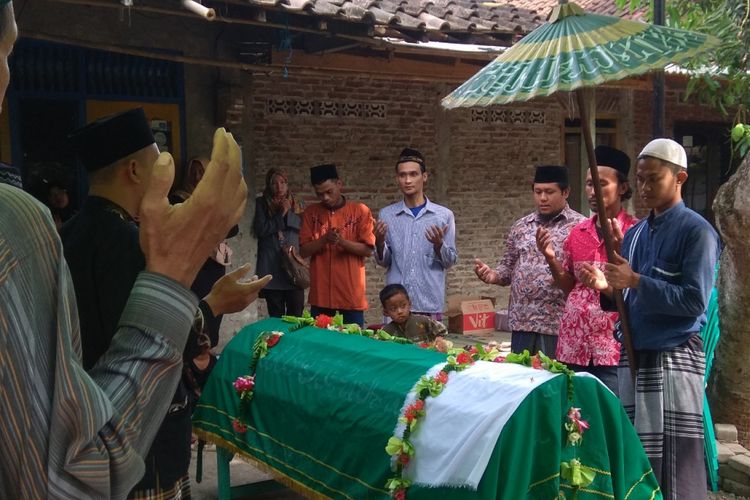 Pemakaman korban pembunuhan di lokalisasi Sunan Kuning Semarang. Kompas.com/Slamet Priyatin