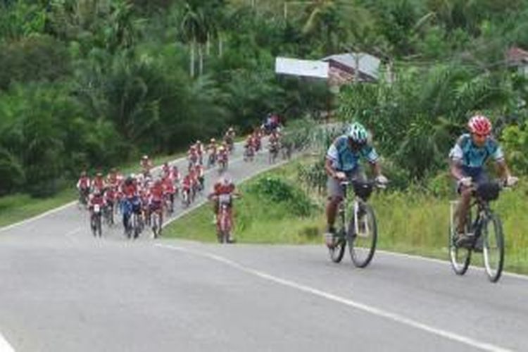 Tim Jelajah Sepeda Sabang-Padang bersama Kompas dan PGN menempuh jalur sepanjang 155 kilometer, dari Tapaktuan menuju Subulussam, pada etape VI, Kamis (5/9/2013). 