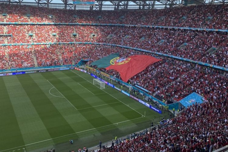 Penonton pertandingan Euro 2020 antara Hungaria vs Portugal memenuhi stadion Puskas Arena di Budapest. Jumlahnya sekitar 60.000 penonton