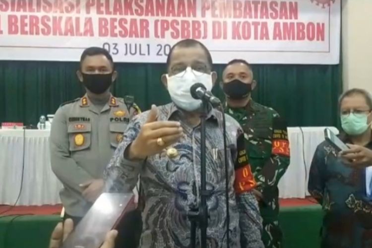 Wali Kota Ambon, Richard Louhenapessy saat memebrikan keterangan kepada wartawan di aula Korem 151 Binaya Ambon, Jumat (3/7/2020)