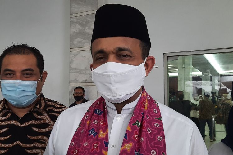 Wali Kota Jakarta Timur M Anwar (tengah) saat ditemui di aula Blok C Kantor Wali Kota Jakarta Timur, Cakung, Rabu (15/6/2022).