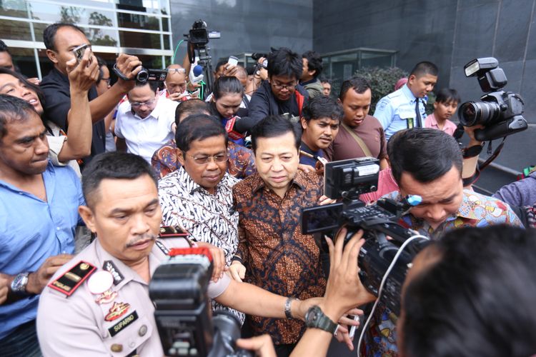 Ketua DPR Setya Novanto meninggalkan ruang persidangan usai bersaksi di persidangan kasus dugaan korupsi e-KTP, di Pengadilan Tipikor Jakarta, Jumat (3/11/2017). Hari ini, Novanto hadir menjadi saksi untuk terdakwa pengusaha Andi Agustinus alias Andi Narogong