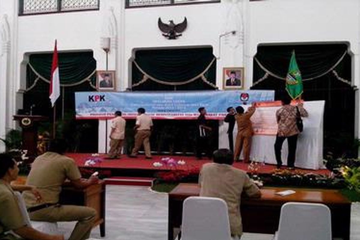 Para Cagub/Cawagub Jabar berkumpul di Gedung Sate, Bandung, Selasa (5/2/2013) sore. Merekaakan menandatangani komitmen itegritas dan deklarasi laporan harta kekayaan pejabat negara.
