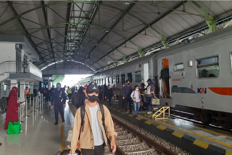 Ribuan pemudik turun di stasiun Kutoarjo pada Sabtu (29/4/2022)