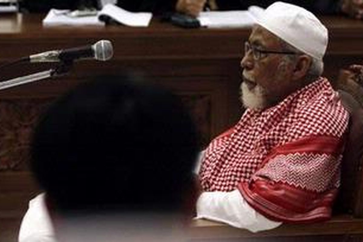 Terdakwa kasus terorisme, Abu Bakar Baasyir, mengikuti persidangan yang digelar di Pengadilan Negeri Jakarta Selatan, Senin (14/2/2011) dengan agenda pembacaan dakwaan. Baasyir didakwa oleh Jaksa Penuntut Umum seumur hidup, atas dugaan keterlibatan dengan beberapa aksi terorisme di tanah air.  