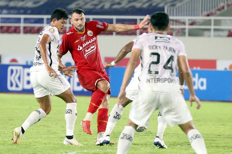 Pemain Persija Jakarta Marko Simic dijaga ketat pemain Bali United pada pertandingan pekan 13 Liga 1 2021-2022 yang berakhir dengan skor 0-1 di Stadion Manahan Solo, Kamis (25/11/2021) malam.