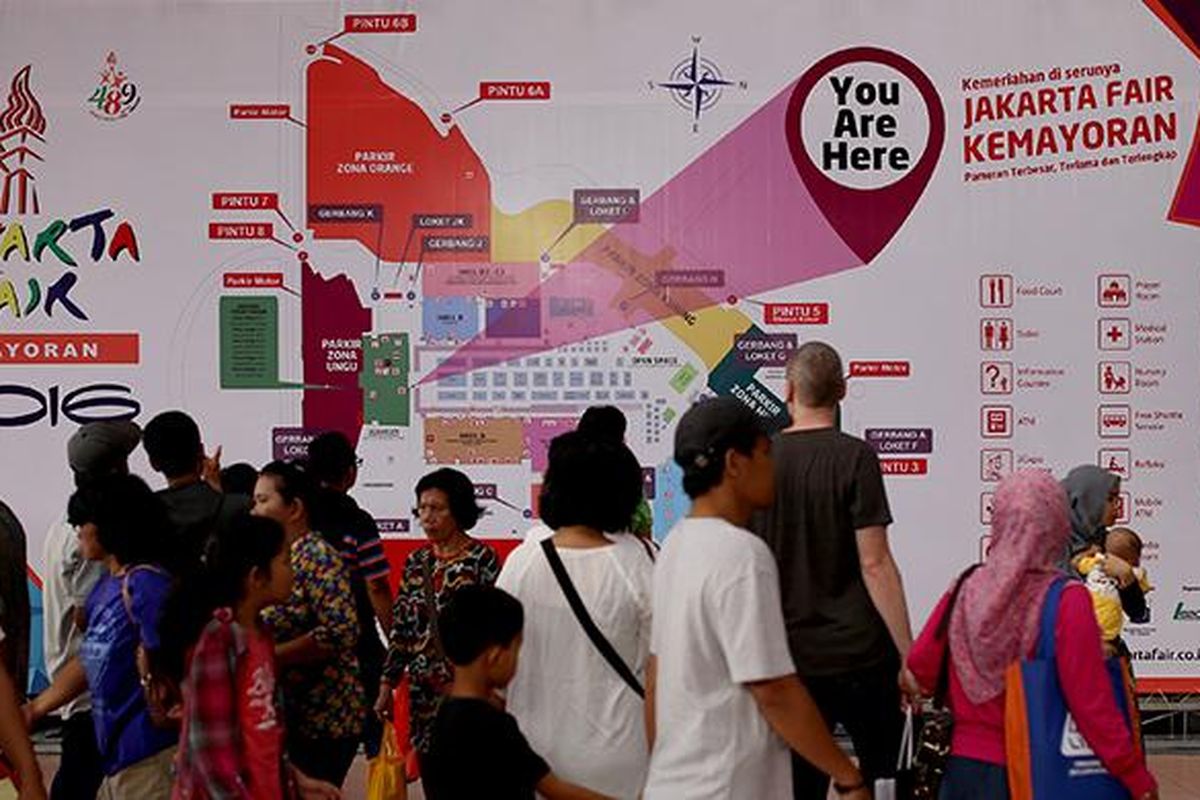 Pengunjung memadati pameran Jakarta Fair Kemayoran 2016 di JIExpo, Kemayoran, Jakarta Pusat, Minggu (12/6/2016). Acara tahunan dalam rangka merayakan HUT Ke-489 Kota Jakarta tersebut diikuti sekitar 2700 peserta pameran dan dimeriahkan ratusan musisi Tanah Air, berlangsung 10 Juni-17 Juli.