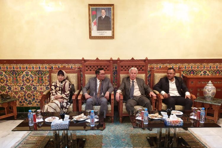 Gubernur Jawa Barat Ridwan Kamil saat bertemu dengan pejabat dari Provinsi Setif, Aljazair dalam kunjungan kerjanya ke negara Afrika Utara dan Timur Tengah, Selasa (11/3/2019) kemarin. 