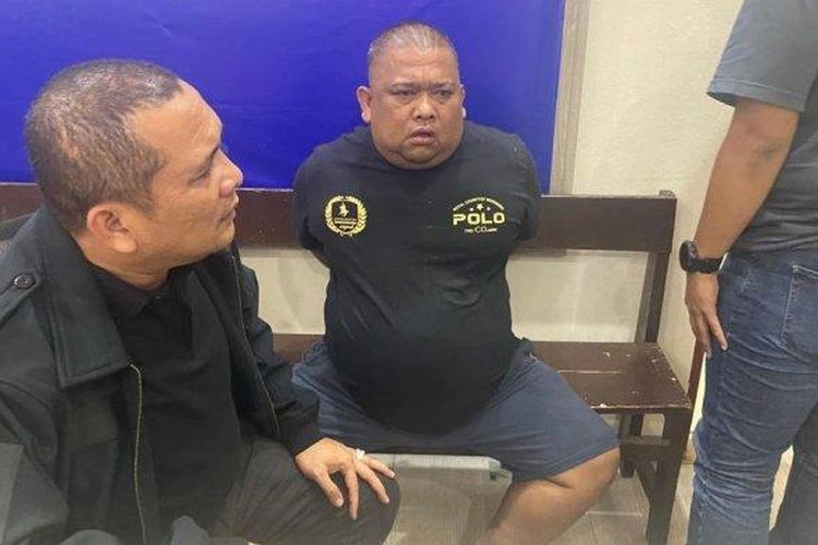 Samsul Tarigan (tengah) ditangkap anggota Polrestabes Medan di Berastagi, Kabupaten Karo, Kamis (9/11/2023). 

