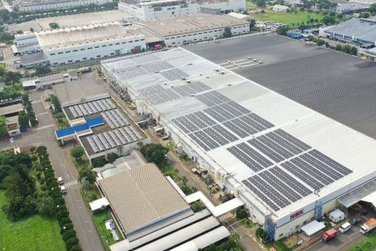 PLTS Atap di atap pabrik PT NSK Bearings Manufacturing Indonesia sebesar 1 MWp.