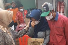 Mensos Risma Beri Bantuan Warga Terdampak Tanah Longsor di Semarang, Ibu Korban Menangis