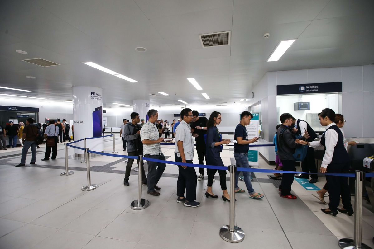 Suasana Stasiun MRT Bundaran Hotel Indonesia, Jakarta, Senin (25/3/2019). MRT Jakarta resmi beroperasi setelah diresmikan Presiden Joko Widodo pada Minggu (24/3/2019). Layanan pada fase operasi tidak berbayar dari Stasiun Lebak Bulus hingga ke Stasiun Bundaran HI akan dimulai pada pukul 05.30 WIB hingga 22.30 WIB.