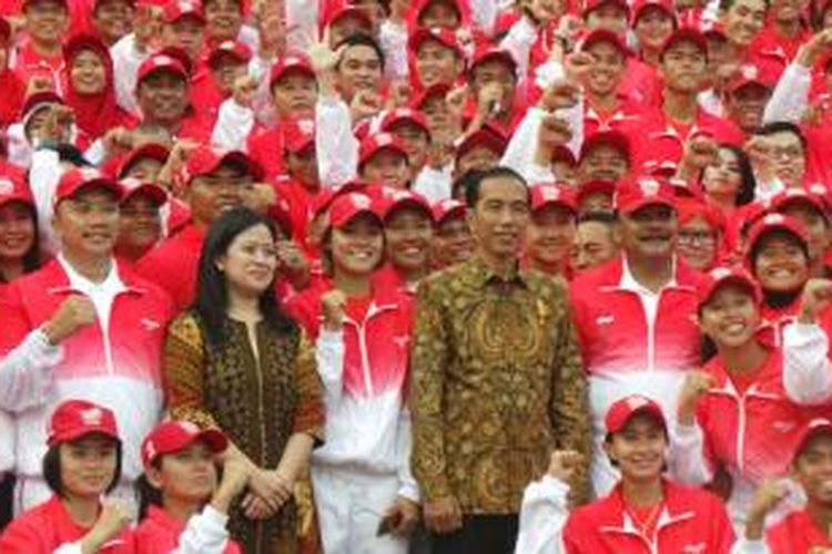 Presiden Joko Widodo berfoto bersama atlet Indonesia yang akan mengikuti SEA Games XXVIII Singapura di Istana Merdeka, Jakarta, Selasa (26/5/2015).