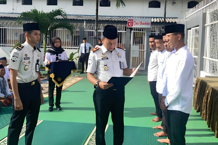 Sujud Syukur 4 Napi Rutan Ponorogo karena Bebas Usai Dapat Remisi Idul Fitri