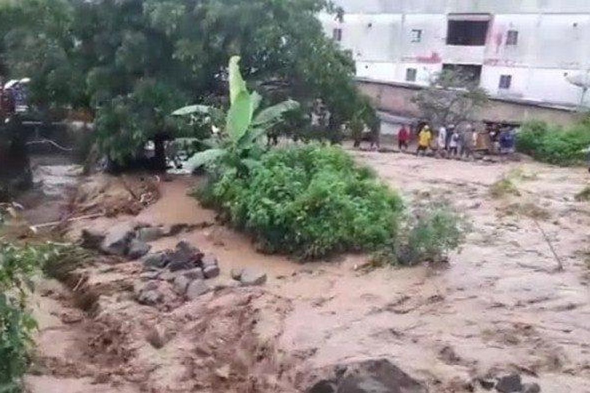 Floods that were triggered by heavy rain hit a tourist destination in Parapat, Simalungun regency in Indonesia?s North Sumatera province on Thursday, May 13.   