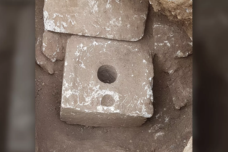 Toilet kuno yang ditemukan di Armon ha-Natziv yang terletak sekitar 1,6 Km di selatan kota Yerusalem. Saat menganalisis tinja berumur 2.500 tahun, peneliti menemukan parasit disentri penyebab diare yang tertua di dunia.