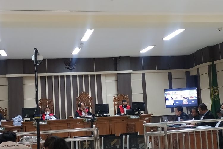 Eks Bupati Pemalang Mukti Agung Wibowo mengaku menerima uang syukuran setelah melantik 11 pejabat eselon 2. Senin (28/11/2022)