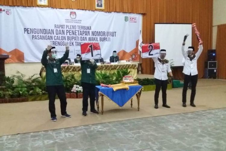 Pasangan calon bupati dan wakil bupati menunjukkan nomor urut, seusai proses pengambilan undian nomor urut pemilihan kepala daerah kabupaten Trenggalek Jawa Timur, Kamis (24/09/2020) tahun ini.