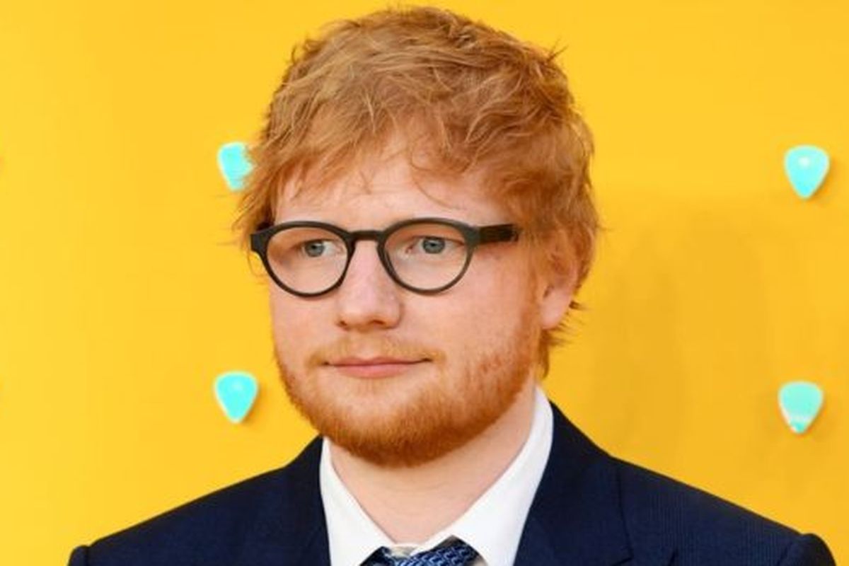 Ed Sheeran adalah penyanyi dari lagu perfect, Lagu perfect adalah lagu yang diciptakan Ed Sheeran dan Andrea Bocelli.