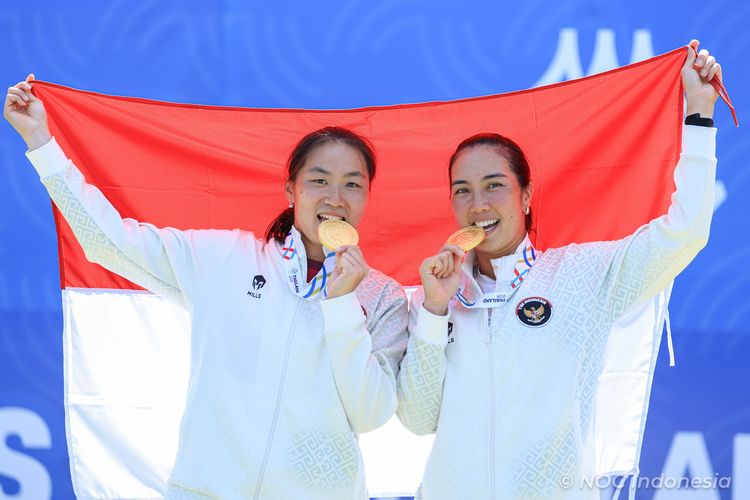 Pasangan ganda putri Tenis Tim Indonesia, Aldila Sutjiadi dan Janice Tjen, mempersembahkan medali emas kedua bagi Indonesia pada SEA Games 2025 setelah menaklukkan wakil tuan rumah Thailand, Peangtarn Plipuech/Mananchaya Sawangkaew, pada partai final ganda putri di National Tennis Development Center, Bangkok, Jumat (19/12/2025).