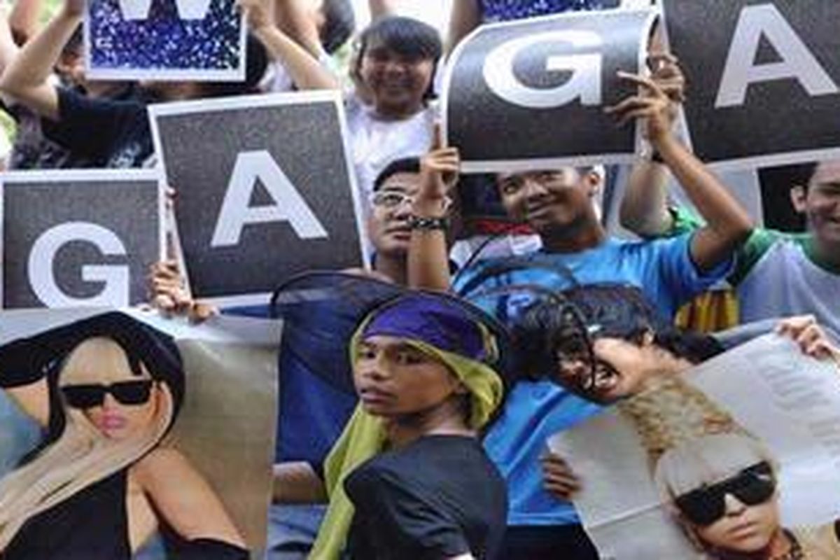 Penggemar Lady Gaga yang dikenal dengan Little Monster berkumpul di kawasan Monas, Jakarta, Minggu (20/5/2012). Mereka berharap konser Lady Gaga tetap bisa dilangsungkan di Indonesia. 