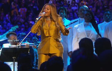 Beyonce bawakan lagu favorit mendiang Kobe Bryant, XO. Beyonce tampil sebagai pembuka acara peringatan terakhir untuk Kobe Bryant