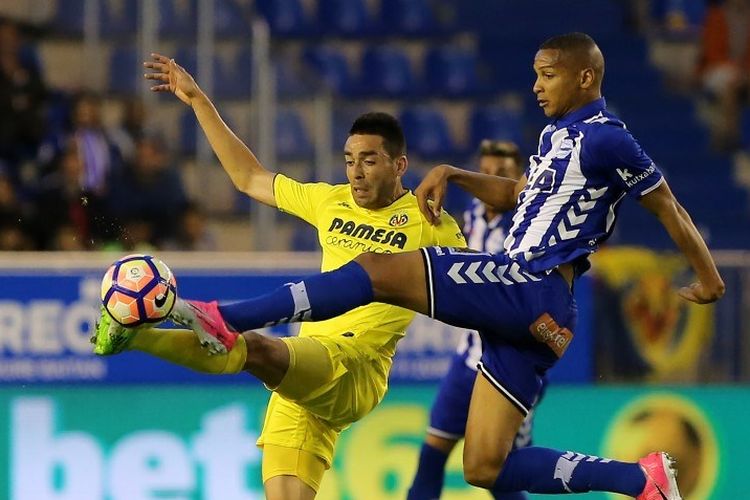 Gelandang Villarreal, Bruno Soriano (kiri) bersaing dengan Deportivo Alaves, penyerang Brasil Deyverson selama pertandingan liga Spanyol, Deportivo Alaves, vs Villarreal CF di stadion Mendizorroza di Vitoria pada 17 April 2017