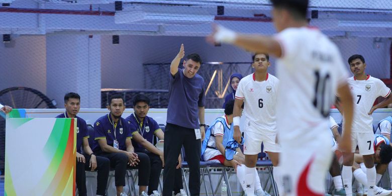 Momen Hector Souto memberikan arahan kepada Timnas Futsal Indonesia saat hadapi Malaysia dalam lanjutan matchday 2 ASEAN Futsal Championship 2026, di GOR Nonthaburi, Thailand, Selasa (7/4/2026) sore WIB.