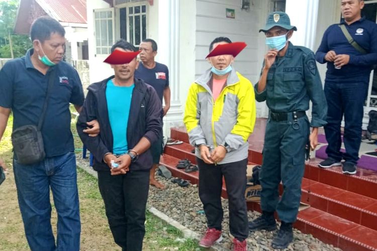 foto dok Gakkum Ahmadi mantan Bupati Bener Meriah ditangkap bersama satu tersangka lain oleh petugas Balai Gakkum KLHK Wilayah Sumatera bersama Polda Aceh karena terlibat dalam kasus dugaan jual beli kulit harimau. Kamis (26/05/2022).