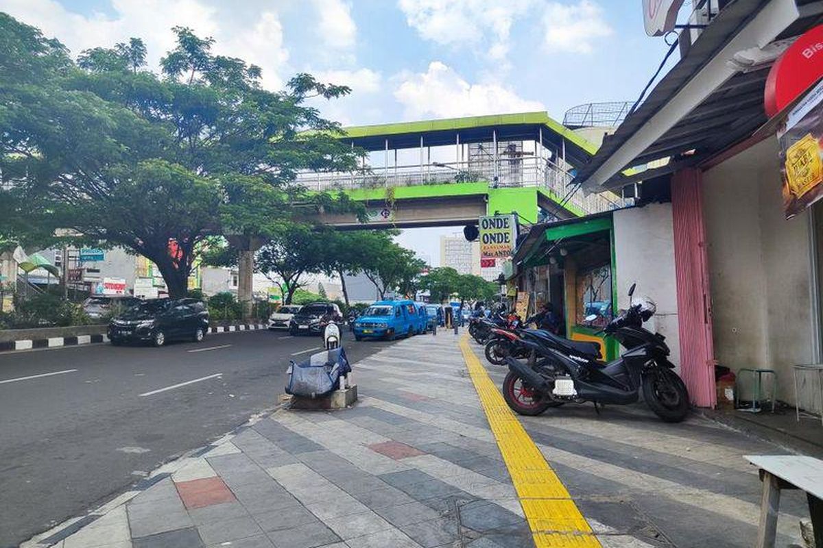 Kondisi trotoar Jalan Margonda Raya, Depok, Jumat (9/6/2023)