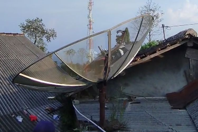 Motor wisatawan asal Demak nyangkut di atap rumah warga karena rem blong