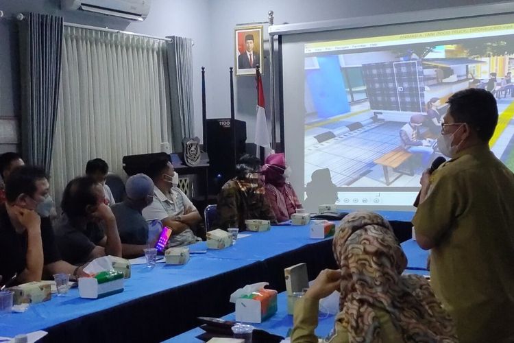 Sejumlah warga perwakilan pemilik rumah dan toko di Jalan Ahmad Yani mendapat paparan terkait proyek Malioboro, di Kantor Dinkop UMKM dan Perdagangan Kota Tegal, Senin (27/9/2021) petang 