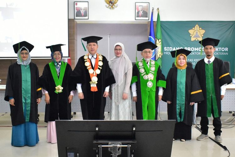 Dr. dr. Wahyu Lestari, Sp.KK., (paling tengah) usai sidang promosi doktor Prodi S3 Fakultas Kedokteran Universitas Syiah Kuala (FK USK).