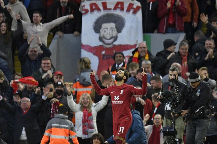 Mo Salah melakukan selebrasi setelah mencetak gol dalam pertandingan Liverpool vs Man City pada lanjutan Liga Inggris 2022-2023 di Stadion Anfield, Minggu (16/10/2022) malam WIB. 