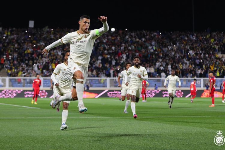  Megabintang asal Portugal, Cristiano Ronaldo, kembali bersinar bagi Al-Nassr FC. Terkini, CR7 mencatatkan hat-trick pada laga kontra Damac FC, Sabtu (25/2/2023) malam WIB. Artikel ini berisi daftar top skor Liga Arab Saudi.